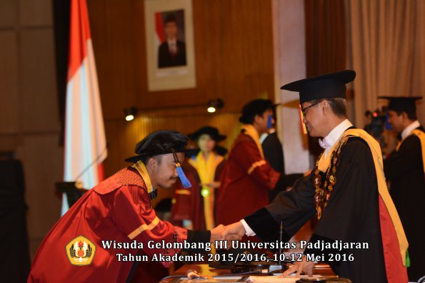 Wisuda Unpad Gel III TA 2015_2016 Fakultas ISIP oleh Rektor  135