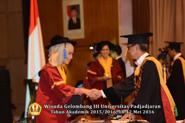 Wisuda Unpad Gel III TA 2015_2016 Fakultas ISIP oleh Rektor  243