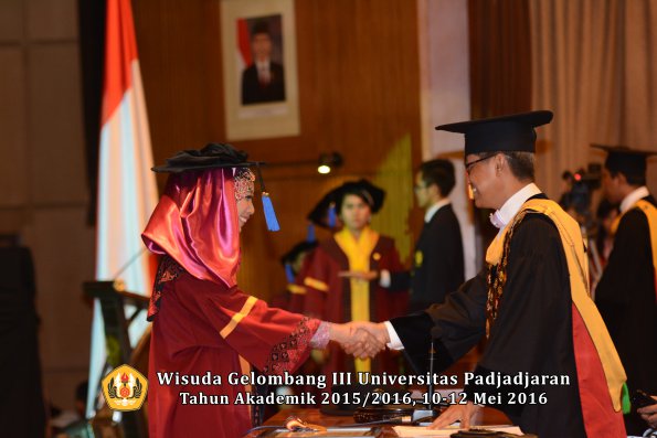Wisuda Unpad Gel III TA 2015_2016 Fakultas ISIP oleh Rektor  252