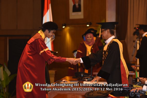 Wisuda Unpad Gel III TA 2015_2016 Fakultas ISIP oleh Rektor  256