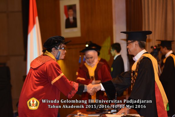 Wisuda Unpad Gel III TA 2015_2016 Fakultas ISIP oleh Rektor  259