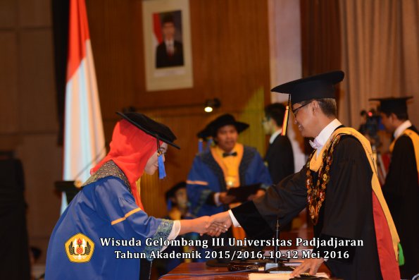 Wisuda Unpad Gel III TA 2015_2016 Fakultas ISIP oleh Rektor  347