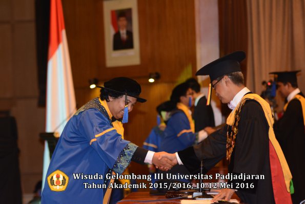 Wisuda Unpad Gel III TA 2015_2016 Fakultas ISIP oleh Rektor  348