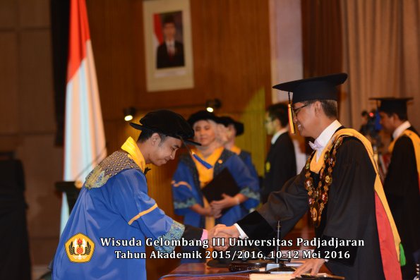 Wisuda Unpad Gel III TA 2015_2016 Fakultas ISIP oleh Rektor  351