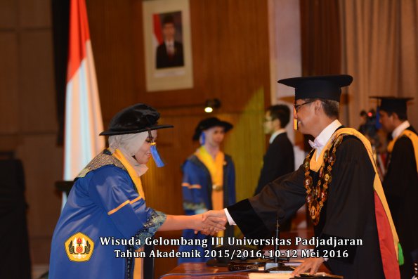Wisuda Unpad Gel III TA 2015_2016 Fakultas ISIP oleh Rektor  352