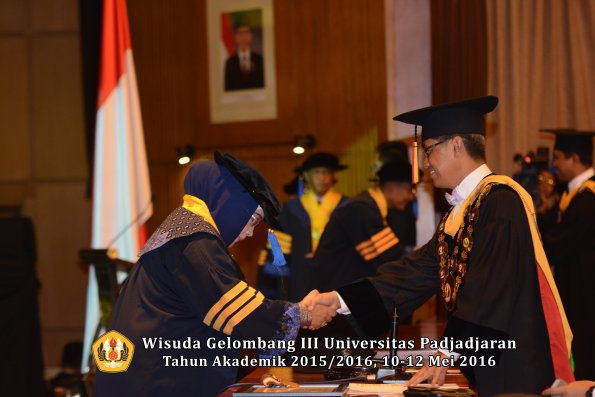 Wisuda Unpad Gel III TA 2015_2016 Fakultas ISIP oleh Rektor  354