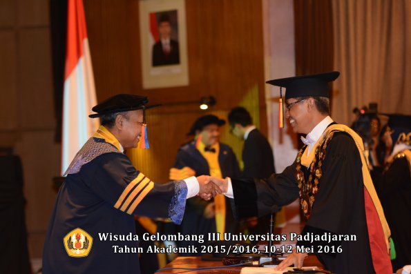 Wisuda Unpad Gel III TA 2015_2016  Fakultas Teknik Geologi oleh Rektor  001