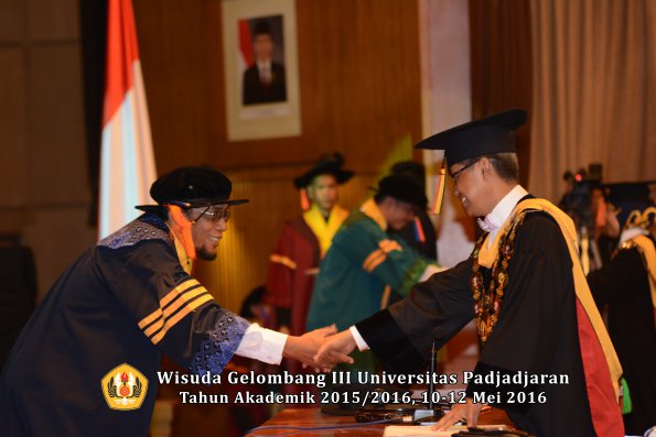 Wisuda Unpad Gel III TA 2015_2016  Fakultas Teknik Geologi oleh Rektor  005