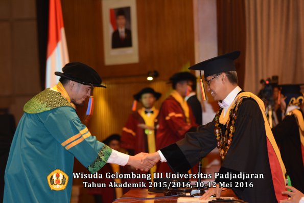 Wisuda Unpad Gel III TA 2015_2016  Fakultas Teknik Geologi oleh Rektor  006