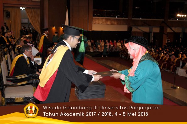 Wisuda Unpad Gel I I I TA 2017-2018  Fakultas Kedokteran oleh Dekan 012 by ( PAPYRUS PHOTO)