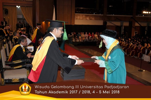 Wisuda Unpad Gel I I I TA 2017-2018  Fakultas Kedokteran oleh Dekan 013 by ( PAPYRUS PHOTO)