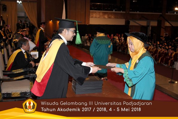 Wisuda Unpad Gel I I I TA 2017-2018  Fakultas Kedokteran oleh Dekan 015 by ( PAPYRUS PHOTO)