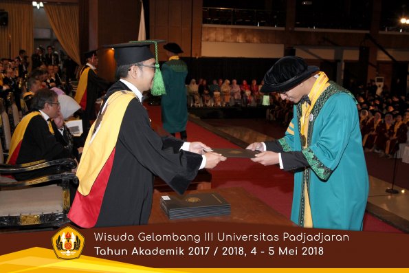 Wisuda Unpad Gel I I I TA 2017-2018  Fakultas Kedokteran oleh Dekan 032 by ( PAPYRUS PHOTO)