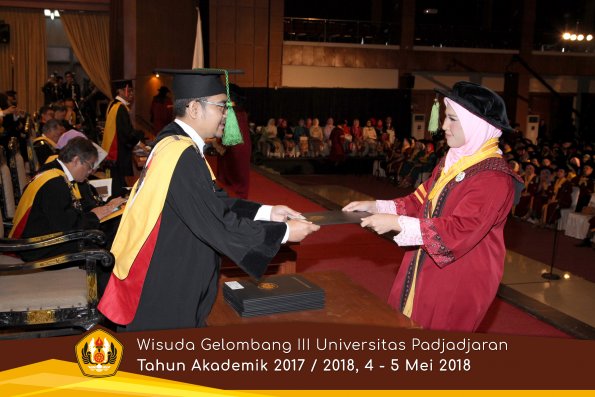 Wisuda Unpad Gel I I I TA 2017-2018  Fakultas Kedokteran oleh Dekan 104 by ( PAPYRUS PHOTO)