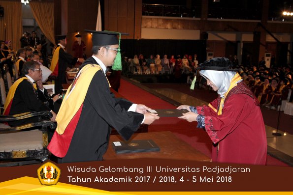 Wisuda Unpad Gel I I I TA 2017-2018  Fakultas Kedokteran oleh Dekan 112 by ( PAPYRUS PHOTO)