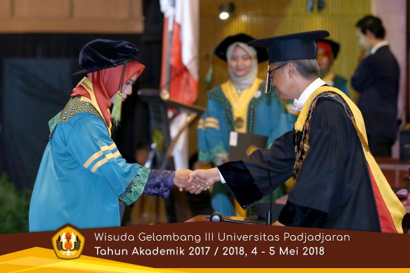 Wisuda Unpad Gel I I I TA 2017-2018  Fakultas Kedokteran oleh Rektor 005 by ( PAPYRUS PHOTO)