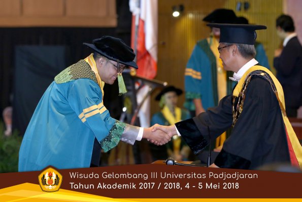 Wisuda Unpad Gel I I I TA 2017-2018  Fakultas Kedokteran oleh Rektor 020 by ( PAPYRUS PHOTO)