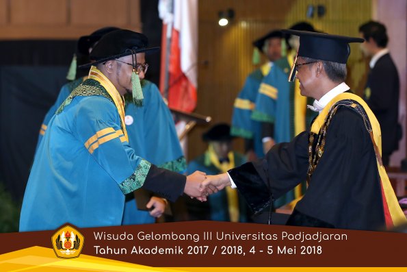 Wisuda Unpad Gel I I I TA 2017-2018  Fakultas Kedokteran oleh Rektor 028 by ( PAPYRUS PHOTO)