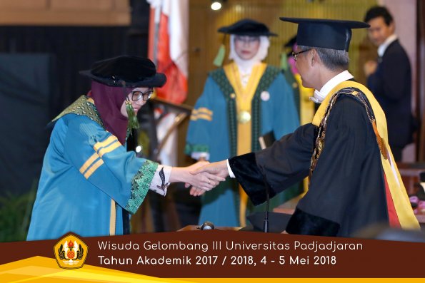 Wisuda Unpad Gel I I I TA 2017-2018  Fakultas Kedokteran oleh Rektor 037 by ( PAPYRUS PHOTO)