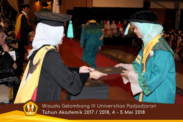 Wisuda Unpad Gel I I I TA 2017-2018  Fakultas Farmasi  oleh Dekan 011 by ( PAPYRUS PHOTO)