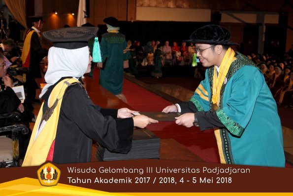 Wisuda Unpad Gel I I I TA 2017-2018  Fakultas Farmasi  oleh Dekan 012 by ( PAPYRUS PHOTO)