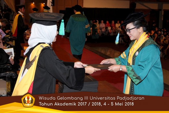 Wisuda Unpad Gel I I I TA 2017-2018  Fakultas Farmasi  oleh Dekan 013 by ( PAPYRUS PHOTO)
