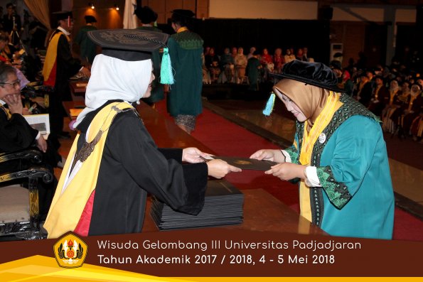 Wisuda Unpad Gel I I I TA 2017-2018  Fakultas Farmasi  oleh Dekan 016 by ( PAPYRUS PHOTO)