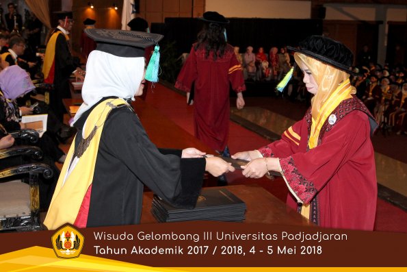 Wisuda Unpad Gel I I I TA 2017-2018  Fakultas Farmasi  oleh Dekan 061 by ( PAPYRUS PHOTO)