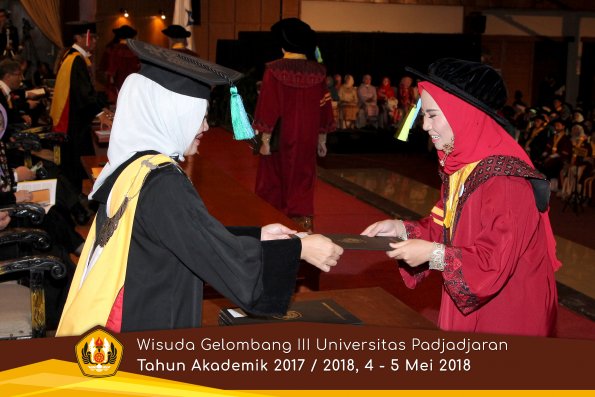 Wisuda Unpad Gel I I I TA 2017-2018  Fakultas Farmasi  oleh Dekan 064 by ( PAPYRUS PHOTO)