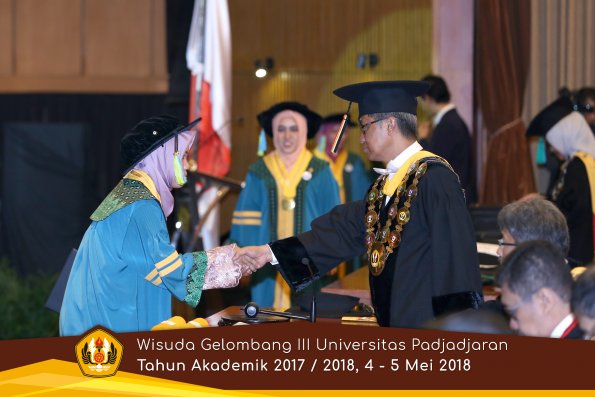 Wisuda Unpad Gel I I I TA 2017-2018  Fakultas Farmasi  oleh Rektor 001  by ( PAPYRUS PHOTO)