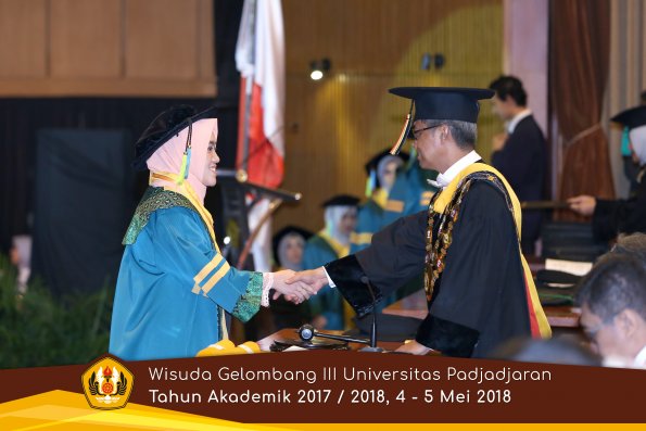 Wisuda Unpad Gel I I I TA 2017-2018  Fakultas Farmasi  oleh Rektor 002  by ( PAPYRUS PHOTO)