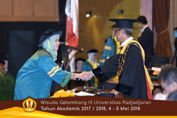 Wisuda Unpad Gel I I I TA 2017-2018  Fakultas Farmasi  oleh Rektor 003  by ( PAPYRUS PHOTO)