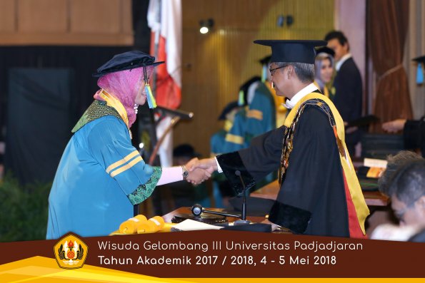 Wisuda Unpad Gel I I I TA 2017-2018  Fakultas Farmasi  oleh Rektor 004  by ( PAPYRUS PHOTO)