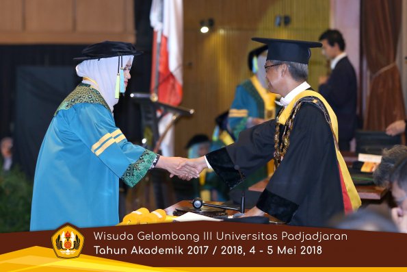 Wisuda Unpad Gel I I I TA 2017-2018  Fakultas Farmasi  oleh Rektor 006  by ( PAPYRUS PHOTO)