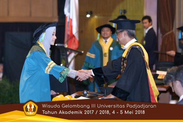 Wisuda Unpad Gel I I I TA 2017-2018  Fakultas Farmasi  oleh Rektor 007  by ( PAPYRUS PHOTO)