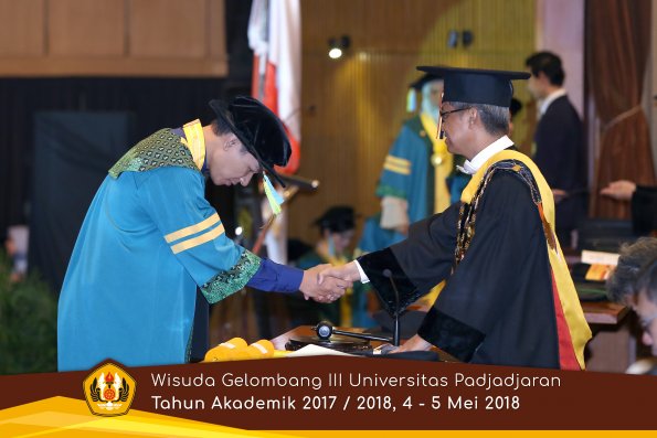 Wisuda Unpad Gel I I I TA 2017-2018  Fakultas Farmasi  oleh Rektor 009  by ( PAPYRUS PHOTO)