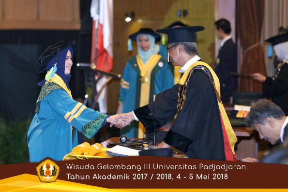 Wisuda Unpad Gel I I I TA 2017-2018  Fakultas Farmasi  oleh Rektor 010  by ( PAPYRUS PHOTO)