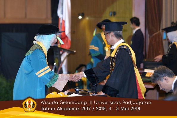 Wisuda Unpad Gel I I I TA 2017-2018  Fakultas Farmasi  oleh Rektor 011  by ( PAPYRUS PHOTO)