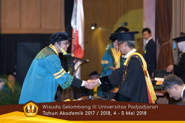Wisuda Unpad Gel I I I TA 2017-2018  Fakultas Farmasi  oleh Rektor 012  by ( PAPYRUS PHOTO)