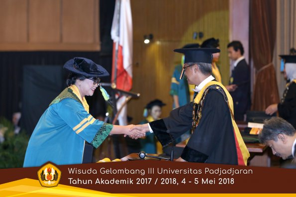 Wisuda Unpad Gel I I I TA 2017-2018  Fakultas Farmasi  oleh Rektor 013  by ( PAPYRUS PHOTO)