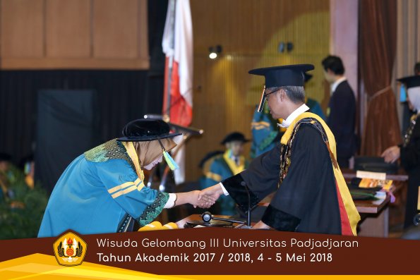 Wisuda Unpad Gel I I I TA 2017-2018  Fakultas Farmasi  oleh Rektor 016  by ( PAPYRUS PHOTO)