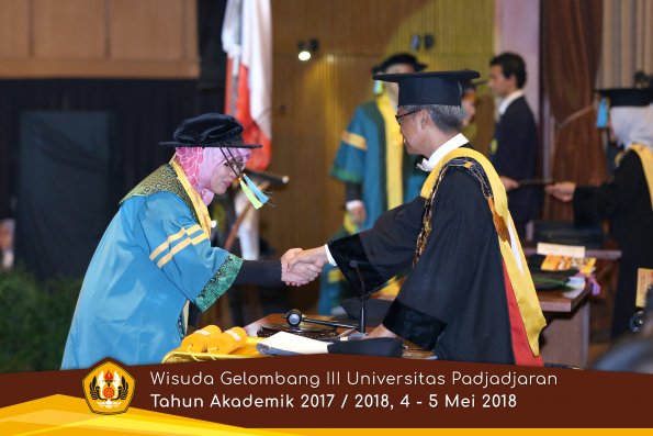 Wisuda Unpad Gel I I I TA 2017-2018  Fakultas Farmasi  oleh Rektor 017  by ( PAPYRUS PHOTO)