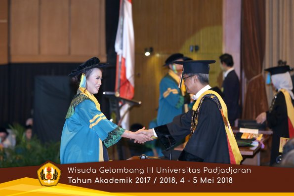 Wisuda Unpad Gel I I I TA 2017-2018  Fakultas Farmasi  oleh Rektor 018  by ( PAPYRUS PHOTO)
