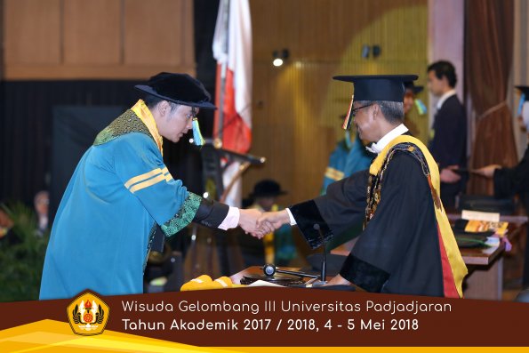 Wisuda Unpad Gel I I I TA 2017-2018  Fakultas Farmasi  oleh Rektor 019  by ( PAPYRUS PHOTO)