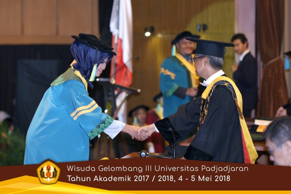 Wisuda Unpad Gel I I I TA 2017-2018  Fakultas Farmasi  oleh Rektor 031  by ( PAPYRUS PHOTO)