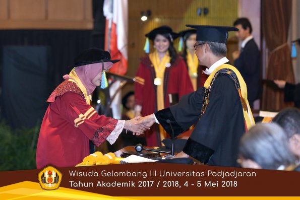 Wisuda Unpad Gel I I I TA 2017-2018  Fakultas Farmasi  oleh Rektor 033  by ( PAPYRUS PHOTO)