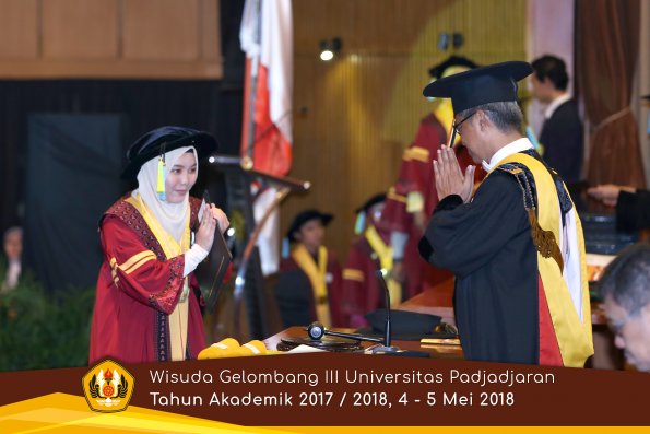 Wisuda Unpad Gel I I I TA 2017-2018  Fakultas Farmasi  oleh Rektor 040  by ( PAPYRUS PHOTO)