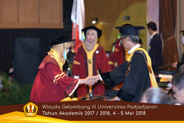 Wisuda Unpad Gel I I I TA 2017-2018  Fakultas Farmasi  oleh Rektor 061  by ( PAPYRUS PHOTO)