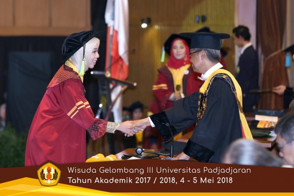 Wisuda Unpad Gel I I I TA 2017-2018  Fakultas Farmasi  oleh Rektor 063  by ( PAPYRUS PHOTO)