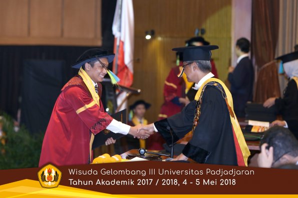 Wisuda Unpad Gel I I I TA 2017-2018  Fakultas Farmasi  oleh Rektor 104  by ( PAPYRUS PHOTO)